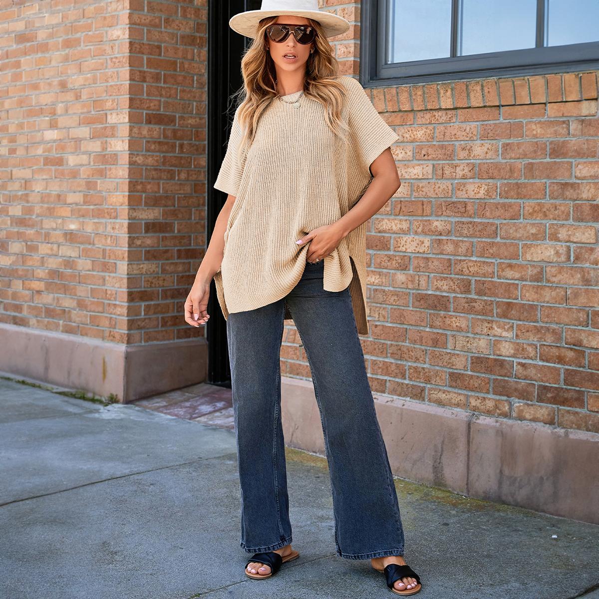 Full-length look: beige oversized knit top, wide-leg jeans and sandals