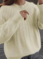 Luxurious Knit Women's Sweater in Relaxed Fit for Ultimate Comfort 1