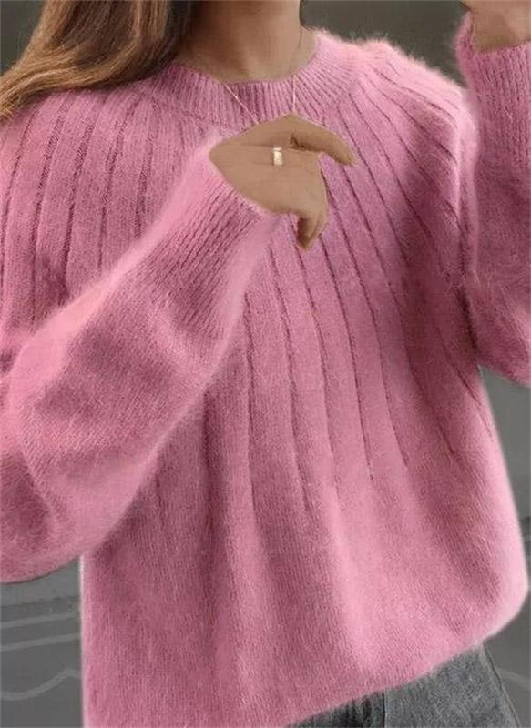 Luxurious Knit Women's Sweater in Relaxed Fit for Ultimate Comfort 3
